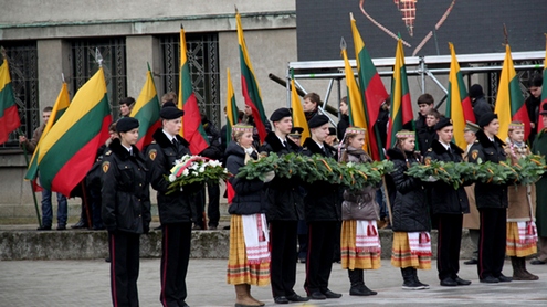 Gėlių padėjimas prie paminklų Vytauto Didžiojo karo muziejaus sodelyje. Autorės nuotr.