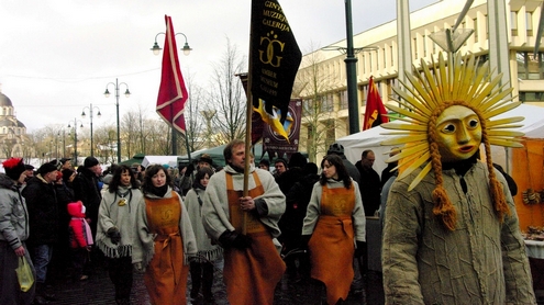 Karnavalinės eisenos dalyviai pradeda savo kelionę nuo Seimo rūmų. Autorės nuotr.