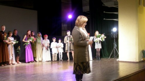 N. Juchnevičienė sveikina studentus spektaklio premjeros proga. Nuotrauka - Dovilės Lebrikaitės. N. Juchnevičienė sveikina studentus spektaklio premjeros proga. Nuotrauka - Dovilės Lebrikaitės.