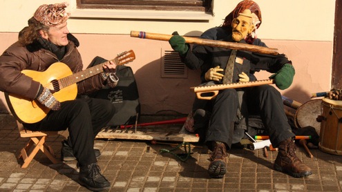 Mugės lankytojai buvo stebinami originalių gatvės muzikantų ir jų instrumentų. Autoriaus nuotr. Mugės lankytojai buvo stebinami originalių gatvės muzikantų ir jų instrumentų. Autoriaus nuotr.