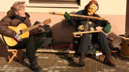 Mugės lankytojai buvo stebinami originalių gatvės muzikantų ir jų instrumentų. Autoriaus nuotr.