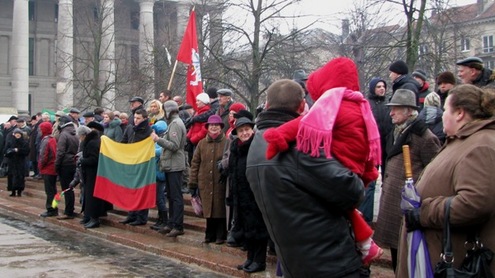 Nepriklausomybės dienos proga susirinkusiųjų žmonių būrys Seimo aikštėje. Autorės nuotr.