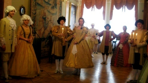 Muziejaus svečius linksmino Šiaulių kultūros centro šokių kolektyvas „Želmenėliai“. Autorės nuotr.