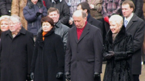 Lietuvos atstovai ir svečiai vėliavų pakėlimo ceremonijoje. Autorės nuotr.