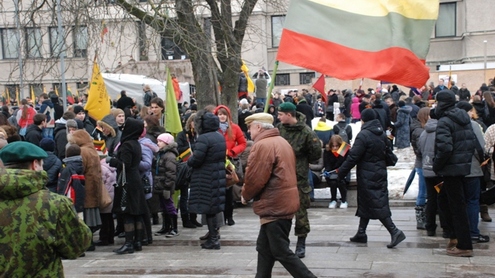 Vienybės aikštėje - mažiausiai du šimtai žmonių. Autorės nuotr.