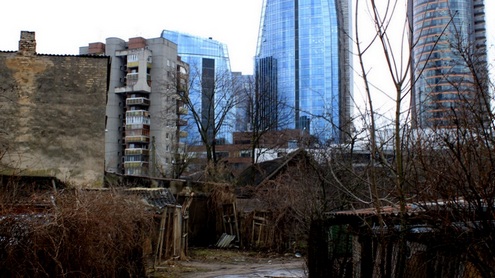 Centrinėje sostinės dalyje ryškus kontrastas tarp dangoraižių kvartalo ir greta stovinčių pastatų. Autorės nuotr.