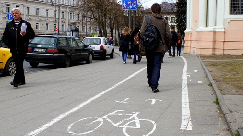 Viena dažniausiai pasitaikančių „kliūčių“ dviračių takuose – pėstieji. Giedrės Trapikaitės nuotr.