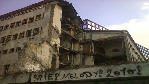 RTS pastatas, kuris buvo sunaikintas per NATO bombardavimų kampaniją 1999 m., šalia naujos statybos pastato Belgrade. Limbiko (Flicr) nuotr.