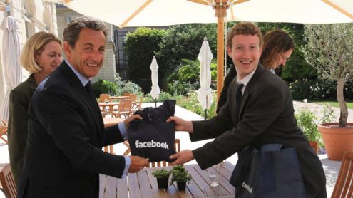Savo „Facebook“ svetainėje N. Sarkozy  rašo, jog buvo gera diskutuoti su Marku Zuckerbergu, kuris yra puikus jaunas verslininkas ir draugiškas žmogus. Prancūzijos prezidentas džiaugiasi, kad e-G8 forume galima buvo aptarti ne tik interneto ateitį, bet ir kalbėti apie įvairių jo dalyvių: vartotojų, verslo vadovų ir valstybės tarnautojų atsakomybę. Nuotrauka iš N. Sarkozy „Facebook“ svetainės.