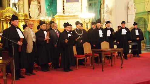 Senato nariai ir garbės daktaro vardų kandidatai. Nuotrauka autorės. Senato nariai ir garbės daktaro vardų kandidatai. Nuotrauka autorės.