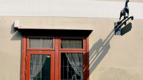 Praeivių žvilgsnius į kavinukę nukreipia kabantis metalinis žirgas. Jorės Janavičiūtės nuotr. Praeivių žvilgsnius į kavinukę nukreipia kabantis metalinis žirgas. Jorės Janavičiūtės nuotr.