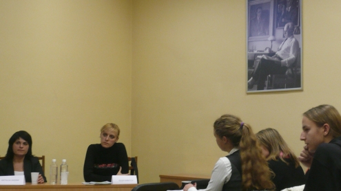 Natalija Radina (kairėje) ir Olga Karatch VU Žurnalistikos institute diskutavo apie dabartinę Baltarusijos žiniasklaidos padėtį. Autorės nuotr. Natalija Radina (kairėje) ir Olga Karatch VU Žurnalistikos institute diskutavo apie dabartinę Baltarusijos žiniasklaidos padėtį. Autorės nuotr.