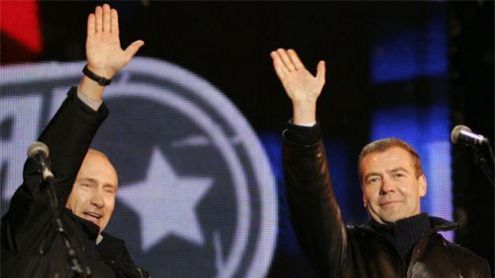 Valdantysis Rusijos duetas, dėl neva suklastotų rinkimų į Rusijos Dūmą ant kojų sukėlęs kelias dešimtis tūkstančių pasipiktinusių protestuotojų. Rusijos prezidento tarnybos nuotr. Valdantysis Rusijos duetas, dėl neva suklastotų rinkimų į Rusijos Dūmą ant kojų sukėlęs kelias dešimtis tūkstančių pasipiktinusių protestuotojų. Rusijos prezidento tarnybos nuotr.