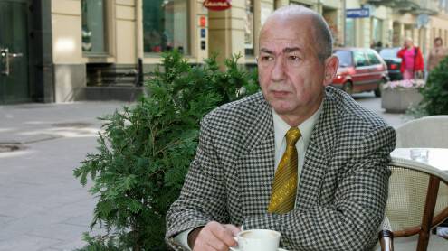 „Laikraštyje kaip prekybos centre, viskas išdėliota lentynose. O televizijoje – kaip turguje: parodė prekę ir vėl paslėpė po prekystaliu“, – sako žurnalistas Henrikas Vaitiekūnas. Herkaus Milaševičiaus nuotr. „Laikraštyje kaip prekybos centre, viskas išdėliota lentynose. O televizijoje – kaip turguje: parodė prekę ir vėl paslėpė po prekystaliu“, – sako žurnalistas Henrikas Vaitiekūnas. Herkaus Milaševičiaus nuotr.