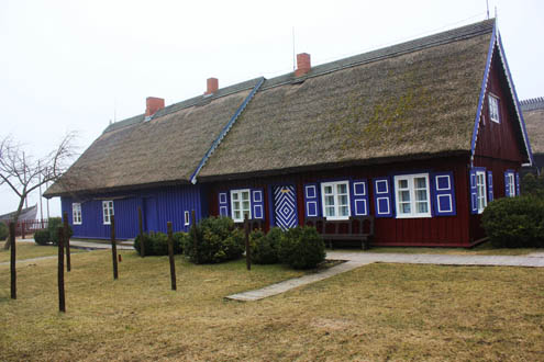 sujungti melynas ir rudas namas