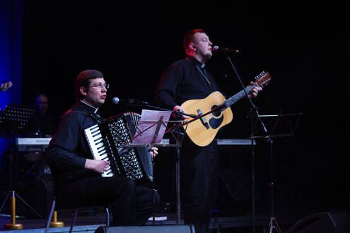 2.kunigu_muzikos_grupe_sacerdos