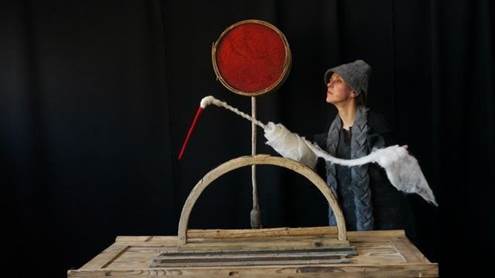 Scena iš spektaklio „Gandro dovana“ Nuotr. Teatro archyvo