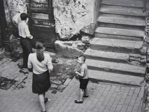 Aleksandra Jacovskytė Žydų gatvės kiemas (centre Gražina Pajarskaitė) / 1968 m. birželis