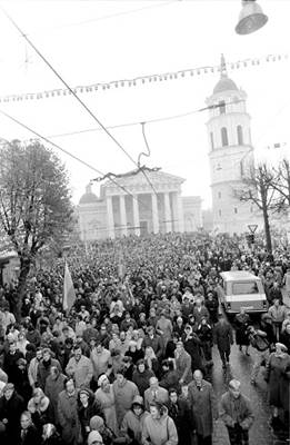 „1988 m. spalio 23-osios rytą po Šv. Mišių prie Vilniaus Arkikatedros“. Fotografo Gedimino Svitojaus nuotr. Vilnius, 1988m. LCVA. 0-103241