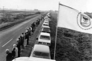 Baltijos kelias. Plevėsuoja Biržų vėliava (nuotr. A. Seibučio)