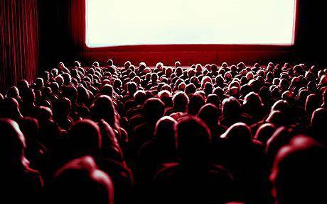 Žmonės laukia lietuviško kino premjerų ir gausiai plūsta į sales. Nuotr. autorius Getty („The Telegraph“)