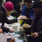 Savanoriai protestuotojams dalino karštą maistą, konservuotas daržoves. Dariaus Abromaičio nuotr.