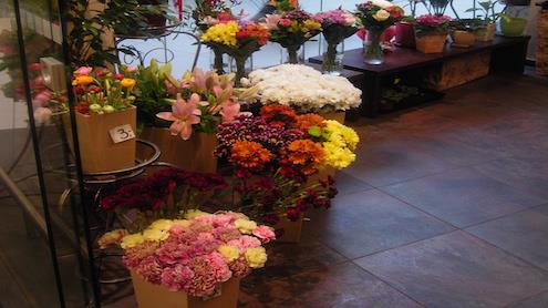 Floristės teigimu, gėlių kompozicijas dažniausiai perka moterys, vyrai mieliau renkasi skintas gėles. Autorės nuotr.