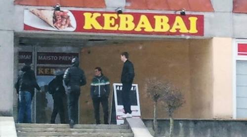 Kebabinės darbuotoja Vita paneigė stereotipą, kad labiausiai kebabus mėgsta sportine apranga vilkintis jaunimas. Autorės nuotr.