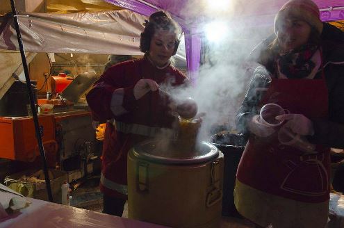 Maidano protestuotojams savanoriai dalino karštą arbatą. Dariaus Abromaičio nuotr.