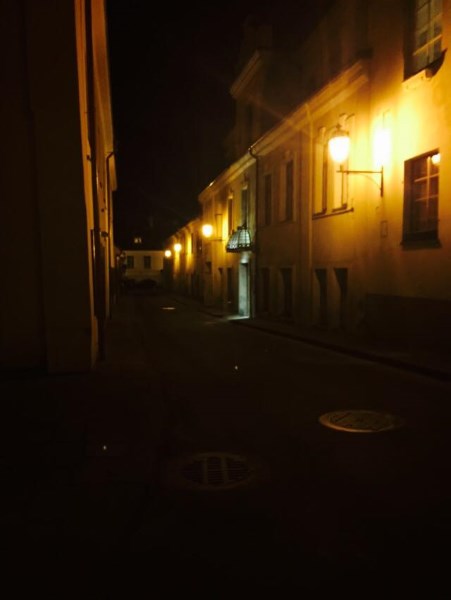 2.Naktinė romantika Latako gatvėje. Autorės nuotr.