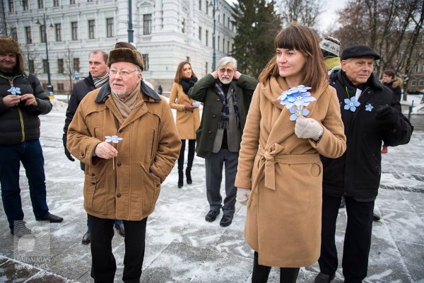 R. Morkūnaitė-Mikulėnienė kartu su Vytautu Landsbergiu Neužmirštuolių pievos atidaryme Lukiškių aikštėje. M. Mikulėno nuotr.