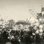 Kaziuko mugė Lukiškių aikštėje apie 1930 m. Nuotraukos autorius Henryk Poddębski. Šaltinis: Vilniaus miesto studija.