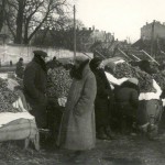 1936 metai, Šv. Kazimiero turgus Lukiškėse. Prekyba beigeliais. Nuotraukos autorius Jerzy Hoppen. Šaltinis: Vilniaus miesto studija.