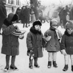 1929 m. kovo 2 d. Vaikai su žaislais ir saldainiais Šv. Kazimiero turguje Lukiškių aikštėje. Šaltinis: Vilniaus miesto studija.