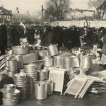 1936 m. Prekyba skardiniais rakandais Šv. Kazimiero turguje 1936 m. Nuotraukos autorius Jerzy Hoppen. Šaltinis: Vilniaus miesto studija.1936 m. Prekyba skardiniais rakandais Šv. Kazimiero turguje 1936 m. Nuotraukos autorius Jerzy Hoppen. Šaltinis: Vilniaus miesto studija.