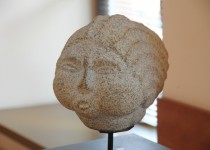 Akmeninė Juozo Šikšnelio skulptūra. Eimanto Chachlovo nuotr.