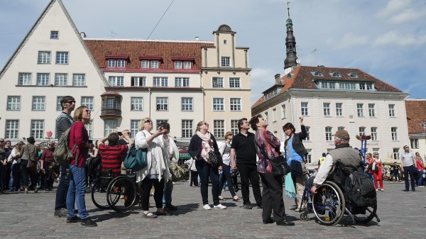 Daugelis populiarių turizmo agentūrų neįgaliesiems paslaugų nesiūlo, nes neapsimoka. Els Bobkov nuotr.