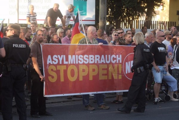 Protestas prieš pabėgėlius Drezdene. Užrašas ant transparanto „Prieglobsčiui – stop“ . SCANPIX nuotrauka. 