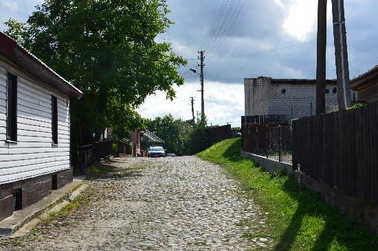 Pašešupio gatvė, tikriausiai tokia pati, kokia buvo prieš 100 metų – grįsta akmenimis.