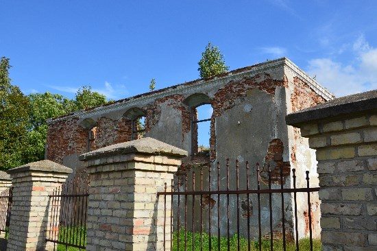 Kalvarijoje yra unikalus trijų sinagogų kompleksas. Kartais į miestą užsuka keliautojai, norintys aplankyti žydų maldos namus, tačiau lankyti nelabai yra ką. Vis dėlto, vietinė valdžia jau ieško, kas galėtų restauruoti pastatus. Autoriaus nuotr.