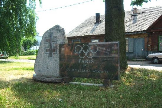 Visai netoli nuo paminklo pasodintų ąžuolų auga ir šilkmedis, kurio saldžiomis uogomis galima vaišintis vasaros metu. „Šančių Kiosko“ nuotr.