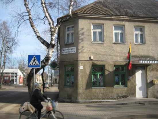 Kudirkos Naumiesčio bendruomenės patalpose įkurtą muziejų dažniausiai aplanko buvę širvintiškiai.  Loretos Juodzevičienės nuotr.