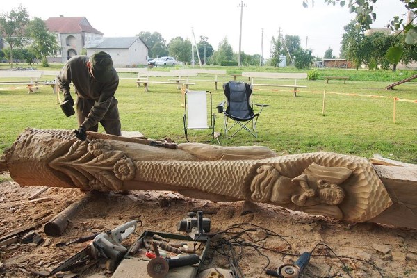 Skrabalininkas vasarą dalyvauja tarptautiniuose pleneruose, kuriuose drožia ir pristato savo įspūdingus darbus. E. Impolio asmeninio archyvo nuotr.