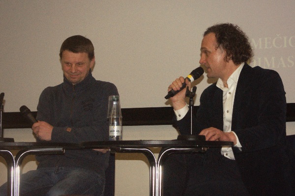 Aktorius Rolandas Kazlas ir pokalbio moderatorius Ridas Jasiulionis. Autorės nuotr.