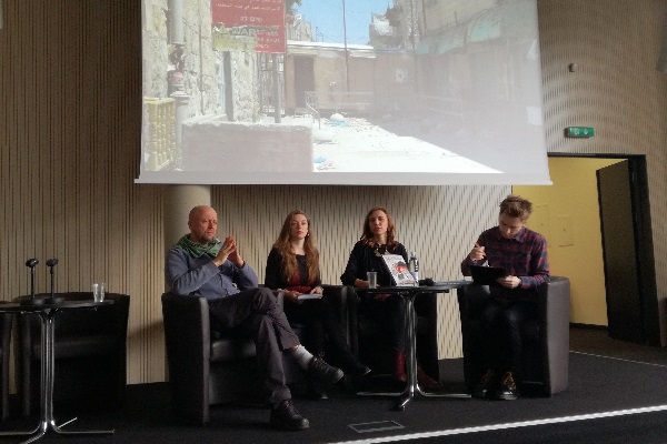 Diskusijos dalyviai (iš kairės): režisierius Jonas Ohmanas, aktyvistė Gabrielė Tervidytė, knygos autorė Gabrielė Steikūnaitė ir vedėjas Karolis Vyšniauskas. Autorės nuotr.