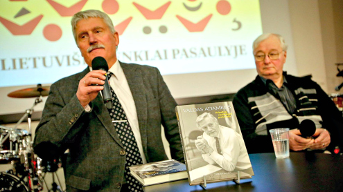 Knygą pristatė istorikas, prof. dr. Egidijus Aleksandravičius ir Jo Ekscelencijos senas pažįstamas, garsus žurnalistas ir VDU dėstytojas Mykolas Drunga. Vidmanto Balkūno nuotr.