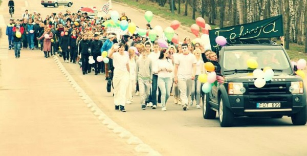 Festivalio eisena. „Versmės“ gimnazijos archyvo nuotr.