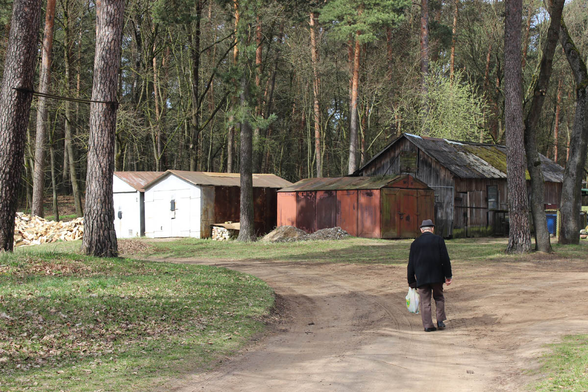 Senyvas alytiškis eina namo. Dieną mieste galima sutikti tik moksleivius ir pensininkus.