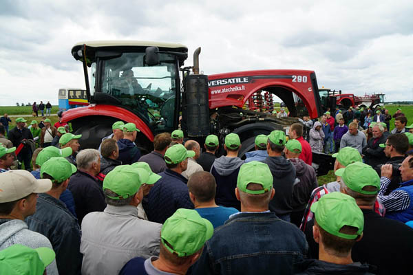 UAB „Agrokoncerno“ naujos žemės ūkio technikos pristatymas Lietuvos ūkininkams. „Agrokoncerno“ nuotr.