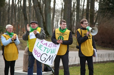 B. Ropės patarėjas aplinkosaugos ir maisto saugos klausimais A. Gaidamavičius (dešinėje) protesto akcijos metu prieš GMO plėtrą Lietuvoje. G. Minelgaitės nuotr.